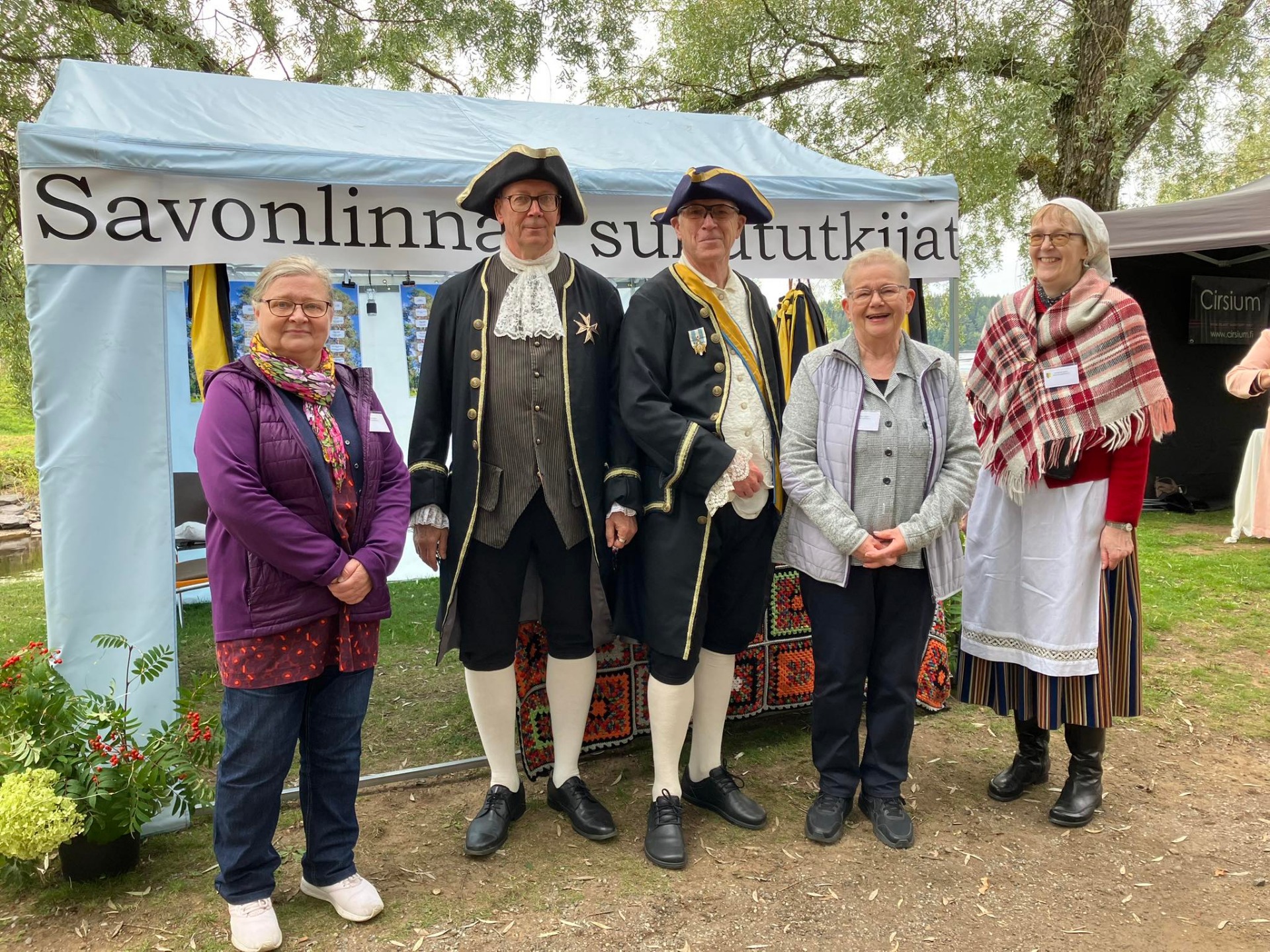 Savonlinnan seudun sukututkimusyhdistyksen edustaja Ritva Muhonen kuvassa vasemmalla, sekä juhlaseminaarin vetäjä, Sota Savossa 1788–1790 -näyttelyn kokoaja, Kansallisarkiston entinen pääjohtaja, professori Jussi Nuorteva. Kuvassa keskellä Savon prikaatia 1789 johtaneen Curt von Stedingkin jälkipolvea, toimitusjohtaja Joachim von Stedingk Ruotsista, sekä Raija Nuutinen ja Eija Kylliäinen. Kuva Paula Putkonen.