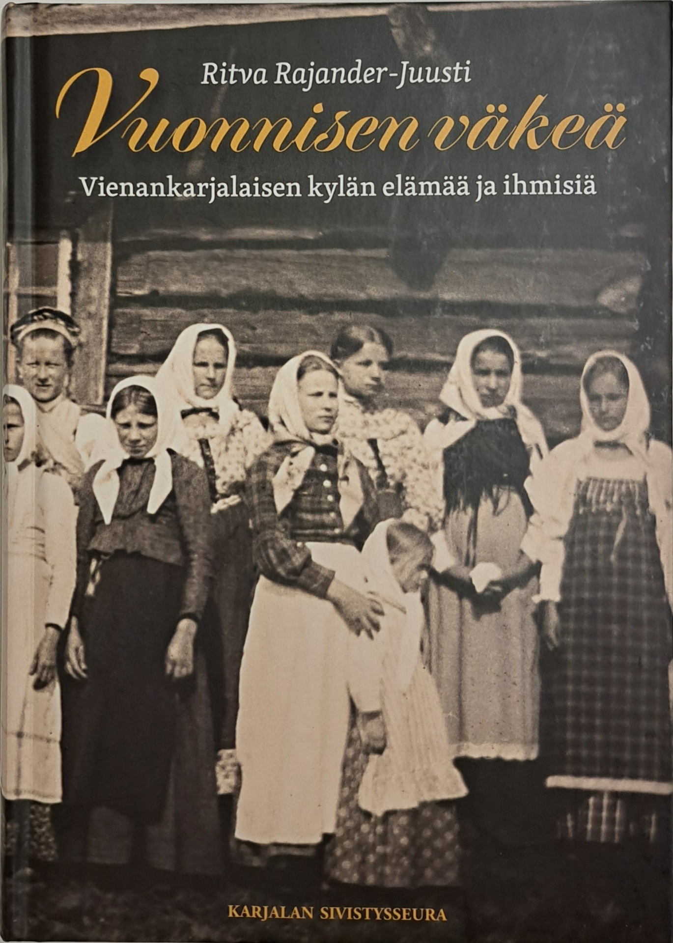 Vuoden sukukirja 2025; Ritva Rajander-Juusti: Vuonnisen väkeä. Vienankarjalaisen kylän elämää ja ihmisiä.