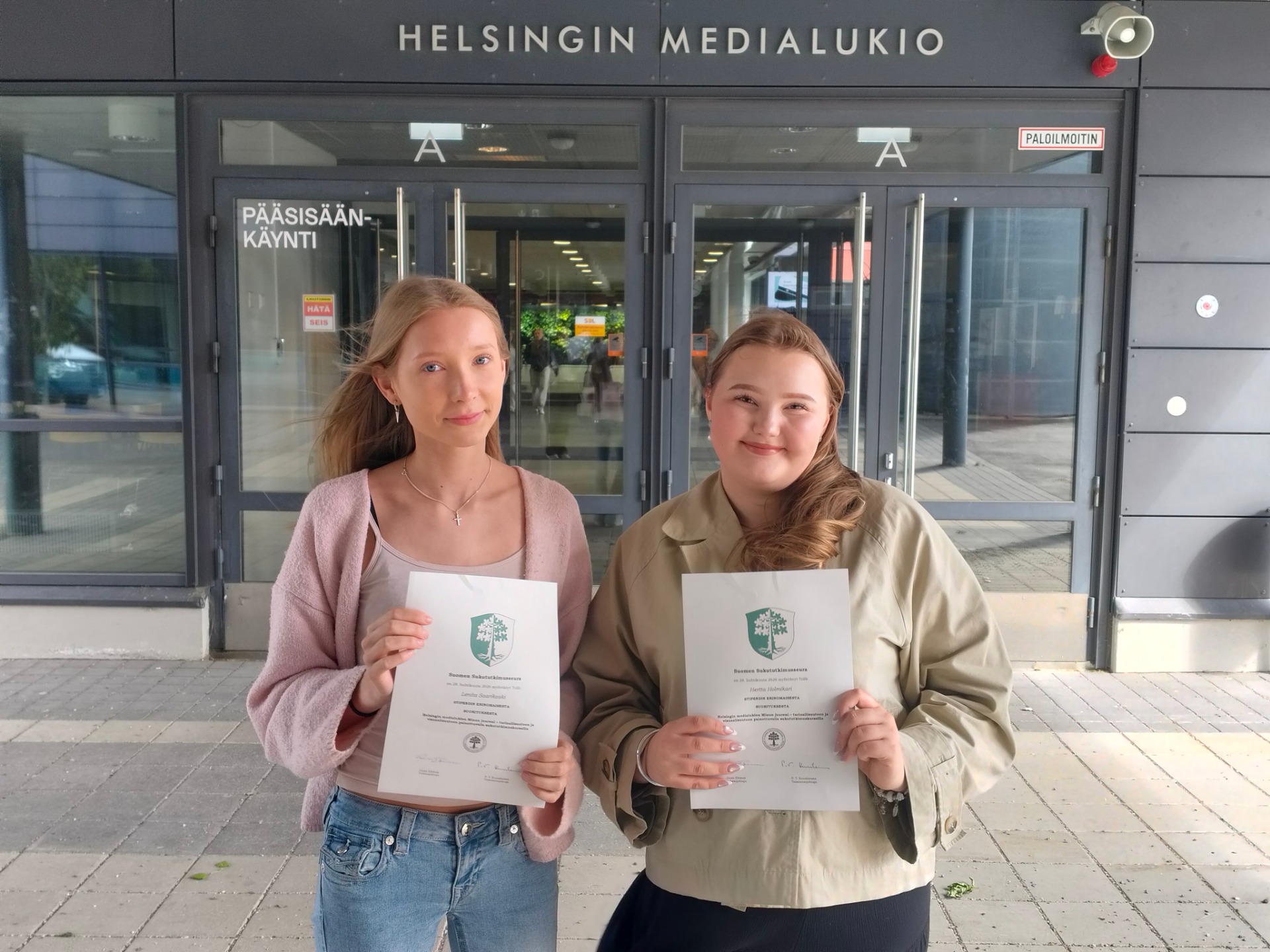 Stipendin vastaanottaneet Lenita Saarikoski ja Hertta Holmikari. Kuva Jarkko Liedes.