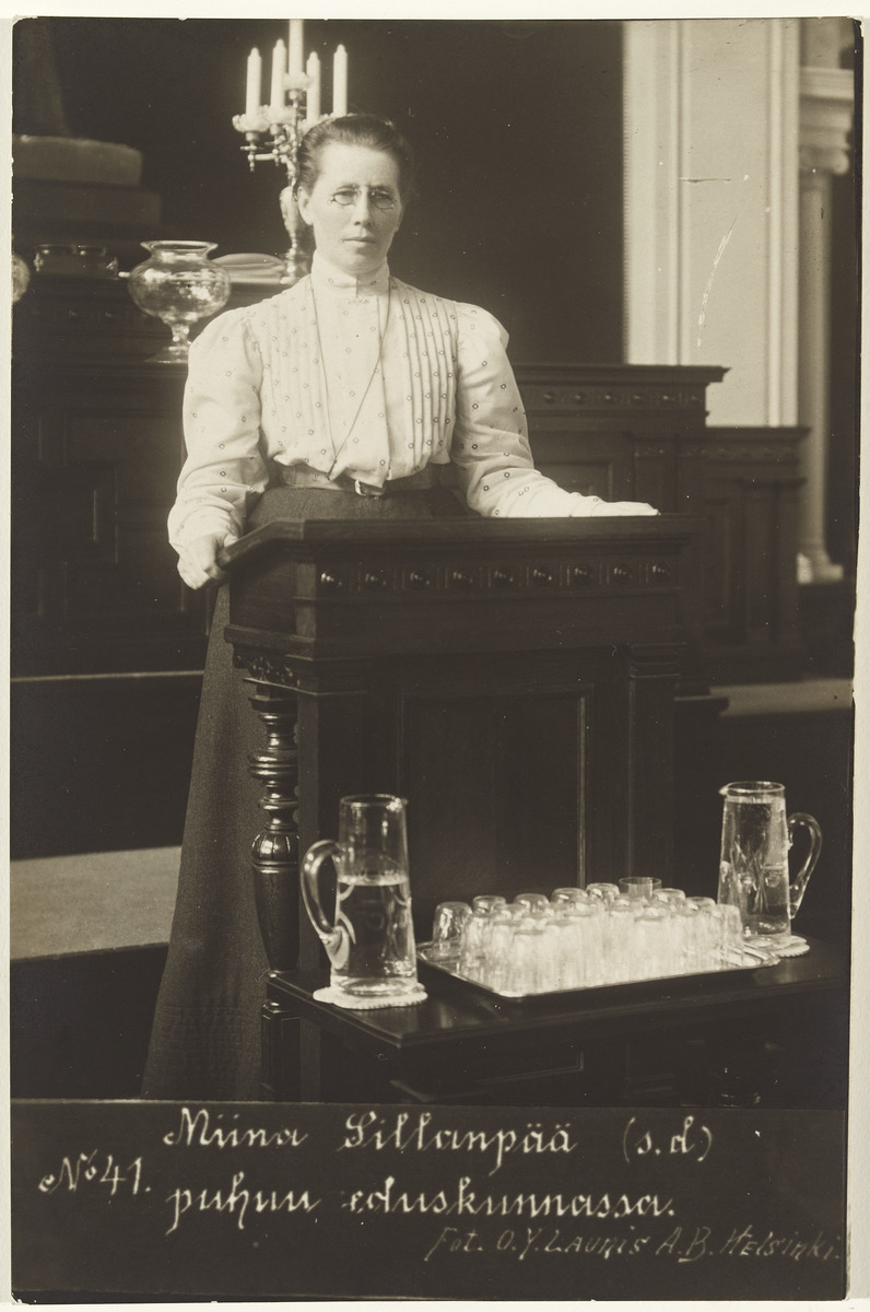 Kansanedustaja Miina Sillanpää puhumassa eduskunnassa 1907. Kuvaaja: J. Indurski. Museovirasto.